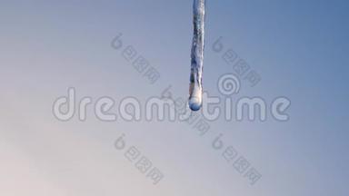 融化的冰柱，映衬着蓝天.. 特写滴冰柱。 春天来临。